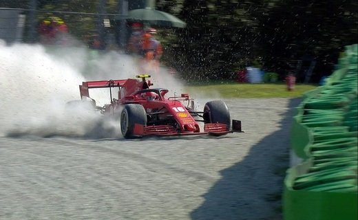 На трассе в Монце сошли оба болида Ferrari
