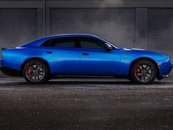 Компания Dodge официально представила четырёхдверный 670-сильный электрический лифтбек Charger Daytona
