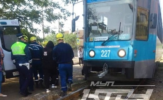 В Краснодаре на перекрёстке улиц Стасова и Новой трамвай №22 сбил пешехода, перебегавшего дорогу в неположенном месте