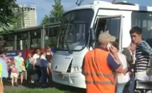 На пересечении улиц Московской и Солнечной водитель автобуса №78 не пропустил разворачивающийся трамвай