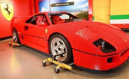 На создание копии Ferrari F40 было использовано более 358 000 кубиков Lego