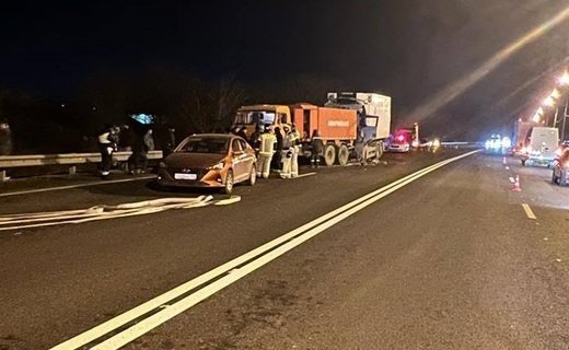Под Краснодаром водитель грузовика MAN погиб после столкновения с КамАЗом, водитель которого оформлял другое ДТП