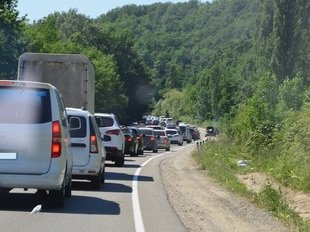Большинство автолюбителей Кубани пропускают "обочечников"