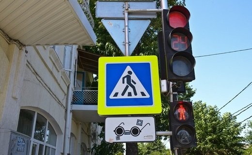 Между домом № 440 по ул. Российской и гипермаркетом установят светофоры и нарисуют "зебру"
