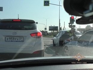 В Майкопе сотруднику Госавтоинспекции пришлось несколько сотен метров поехать на капоте