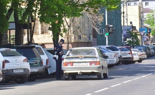 По мнению Виталия Милонова автовладельцы слишком часто стали использовать "аварийку" чтобы припарковаться с нарушением