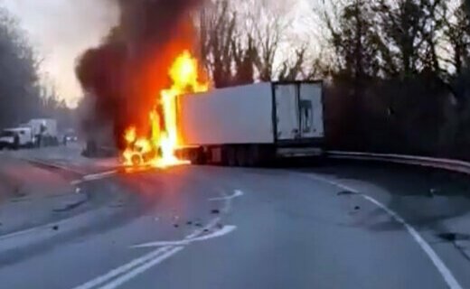 Видео: Смертельное ДТП произошло в Лазаревском районе Сочи днём 29 декабря, погиб водитель сгоревшей "Нивы"