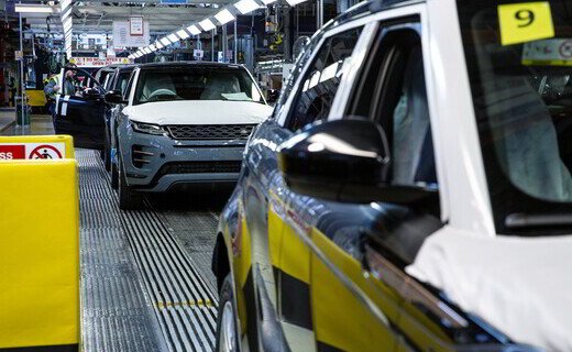 Из-за дефицита микроэлектроники на заводах Jaguar Land Rover автомобили будут собирать в одну смену вместо двух