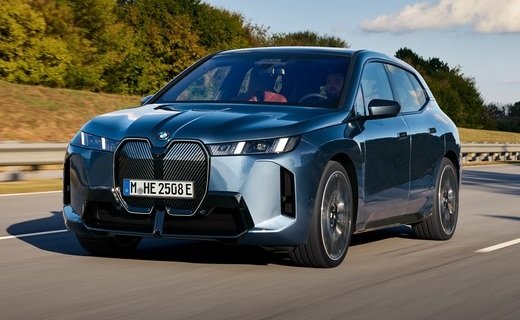 Компания BMW представила обновленный электрический кроссовер iX, который стал мощнее и дешевле