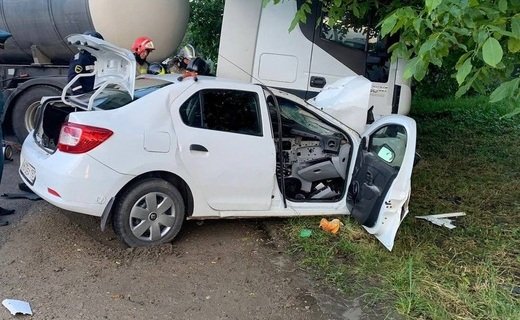 Смертельное ДТП произошло вечером 30 мая в Усть-Лабинском районе - столкнулись молоковоз Iveco и легковушка Renault