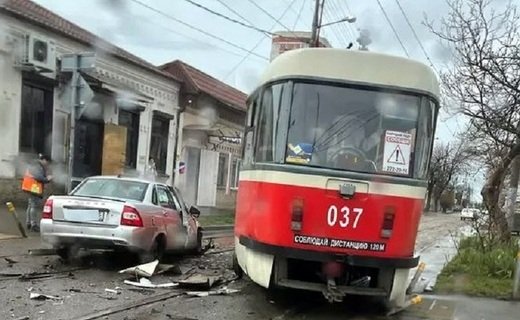 В Краснодаре на перекрестке улиц Костылева и Горького столкнулись два легковых автомобиля и трамвай