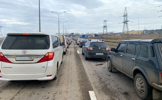Огромная пробка образовалась на выезде из республики Крым перед въездом на Крымский мост