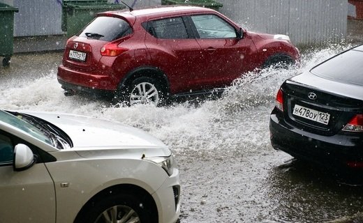 Сильный ливень, который накрыл Краснодар днём 22 июля, стал причиной образования огромных заторов