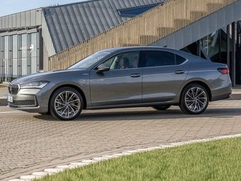 Skoda Superb получил 272-сильную гибридную версию