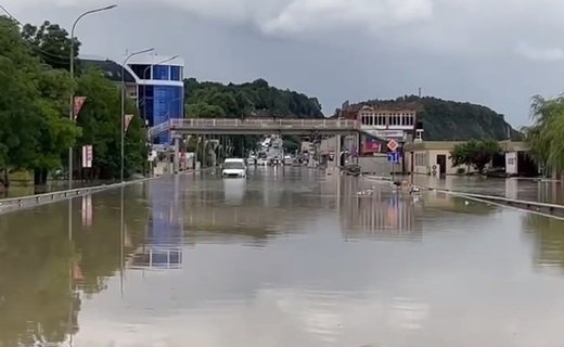 В Туапсинском районе Кубани в посёлке Лермонтово из-за обильных осадков была подтоплена автодорога "Джубга - Сочи", движение перекрыто