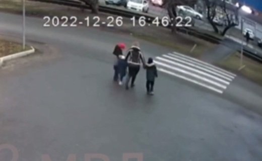 В Краснодаре автомобиль BMW на пешеходном переходе сбил женщину с тремя детьми