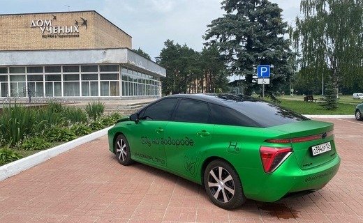 Одним из клиентов стал житель Красноярска Владимир Седов - владелец водородного седана Toyota Mirai