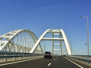 Крым и Кубань запретили проезд по Крымскому мосту электрокарам и гибридам