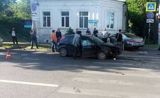 Три автомобиля столкнулись в Краснодаре на перекрёстке улиц Будённого и Леваневского, пострадал несовершеннолетний