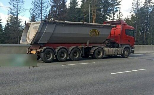 Грузовой автомобиль врезался в группу юных велосипедистов на трассе «Скандинавия» в Выборгском районе Ленинградской области