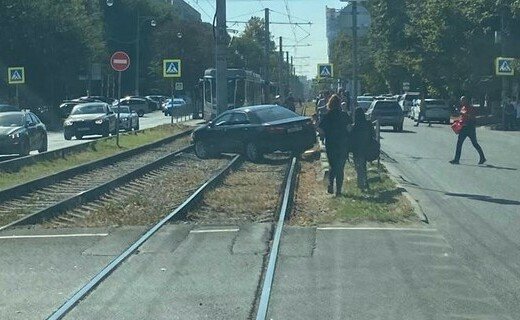 В Краснодаре 28 сентября иномарка вылетела на трамвайные пути в районе пересечения улиц Московской и Солнечной