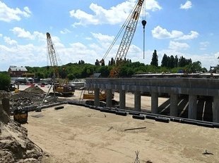 В Краснодаре подходит к концу монтаж новых балок пролётных конструкций Фадеевского путепровода