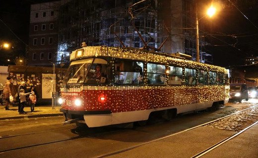 С сегодняшнего дня в столице Кубани начинают курсировать празднично декорированные вагоны