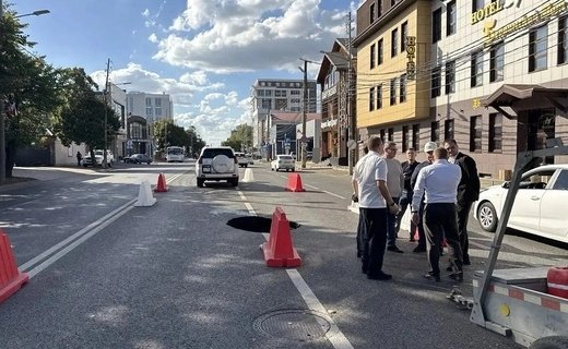 На улице Красных Партизан в Краснодаре ремонтируют повреждённый канализационный коллектор