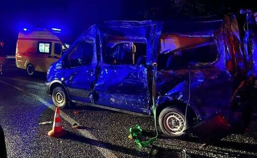 Один человек погиб и трое пострадали в Сочи в результате столкновения микроавтобуса с прицепом грузовика