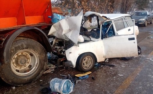 Смертельное ДТП произошло в Краснодаре ночью 28 февраля, водитель автомобиля ВАЗ-2104 врезался в снегоуборочный КамАЗ