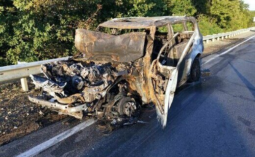 В Армавире на 169 км ФАД Р-217 "Кавказ" автомобиль Nissan сгорел после столкновения с грузовиком, водитель с места ДТП сбежал