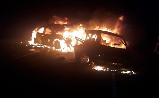 В Кавказском районе Кубани после столкновения сгорели автомобили Lada Priora и Toyota Camry, погибли три человека