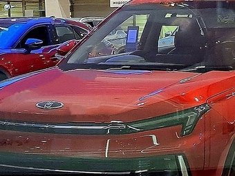 "Москвич 5" появился у одного из дилеров: откуда он взялся