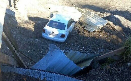 Два человека пострадали в результате падения такси в овраг в Сочи