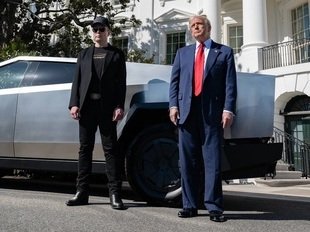 Дональд Трамп решил продать свой Tesla Model S