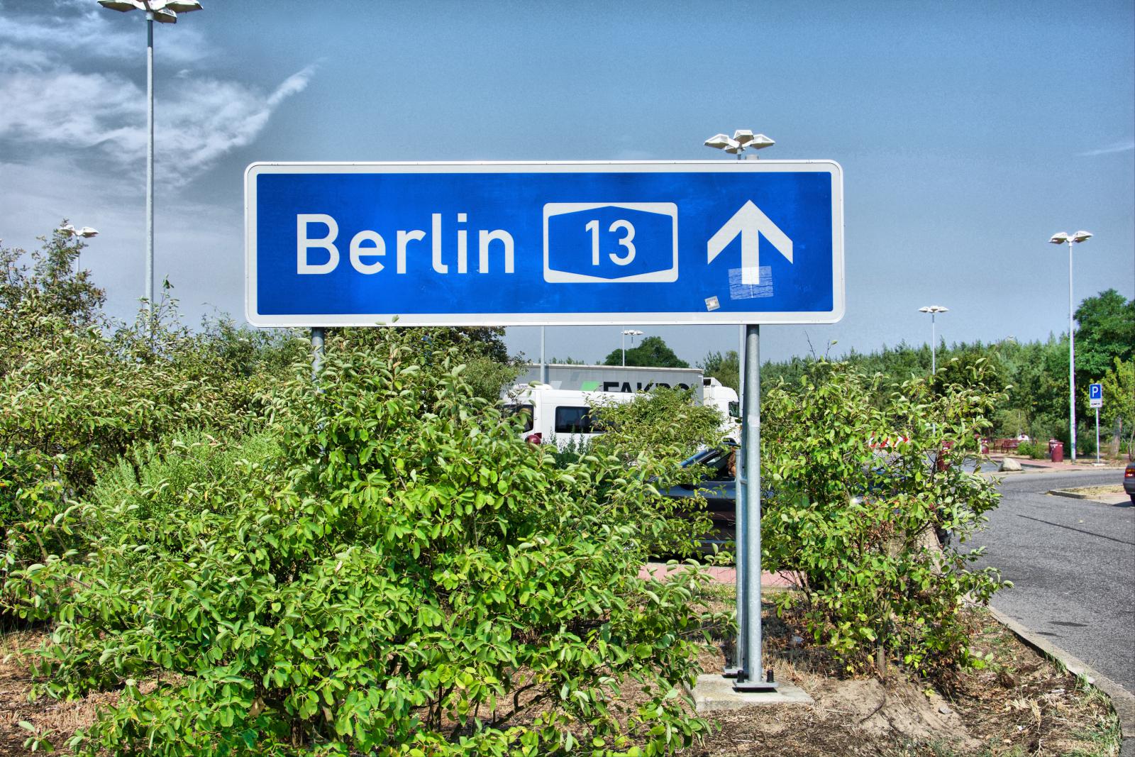 В Берлин стремятся тысячи туристов и иммигрантов, чтобы увидеть или поселиться в одном из самых благополучных городов на Земле. Берлин - город многоликий и противоречивый, он может влюбить в себя или разочаровать за первые же 15 минут пребывания в нем.