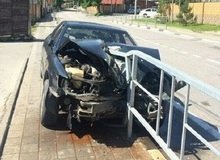 Металлическое ограждение насквозь пробило машину. Водитель выжил