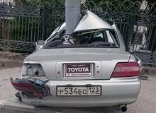 Тойота, в которой находился именинник, буквально «обняла» столб