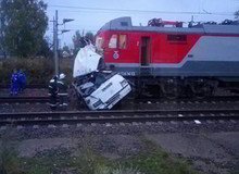 По предварительным данным автобус заглох на железнодорожном переезде в городе Покров
