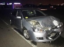 Не имеющая прав девушка на Mitsubishi врезалась в припаркованный Nissan, который отбросило на пешеходов