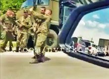Водитель на автомобиле ВАЗ, пытаясь перестроиться с обочины в полосу движения, попал под военный грузовик