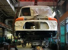 На автобус уже установили задний мост и подрамник, а также поставили машину на колеса
