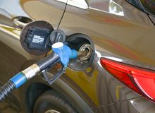 По всему Краснодарскому краю и Адыгее растут цены на автомобильное топливо