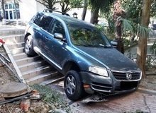 В результате сломаны ограждения и декоративные растения. И автомобиль