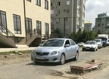 Четвертые сутки по улице Черкасской в краевом центре на проезжей части лежит кусок бетонной плиты