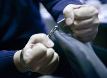 Злоумышленник похитил из легковой машины деньги и автомагнитолу