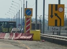 Дорожники приводят в порядок мост через реку Нечепсухо в посёлке Новомихайловском