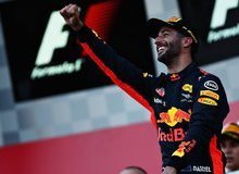 Из-за проблем у лидеров, австралийский пилот выиграл свою первую гонку в сезоне. Квят сошёл