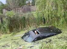 После столкновения с ВАЗ-2104 баварский кроссовер улетел в заполненный водой кювет