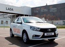 Юбилейным стал автомобиль белого цвета в комплектации Luxe